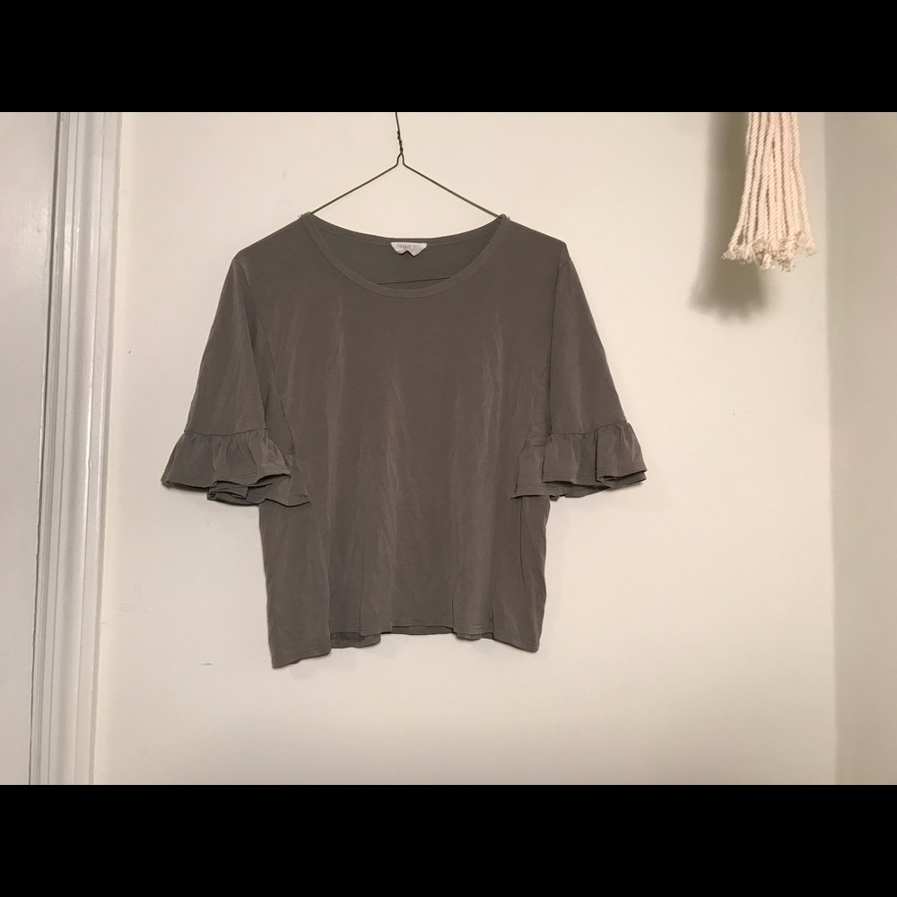 Crop top with ruffled sleeves